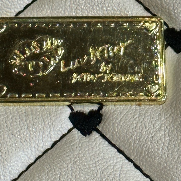 “LUV Betsey” Betsey Johnson Black/White Heart Embroidered Purse w/Bow - Picture 3 of 4